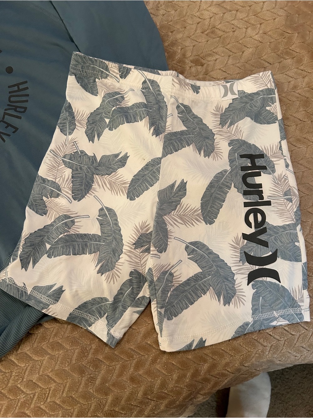 Hurley sweater and shorts matching set. Size medium - Picture 2 of 5